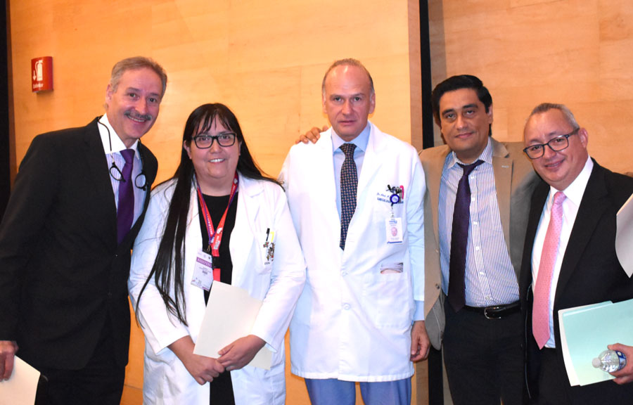 El Dr. Simon con asistentes al evento